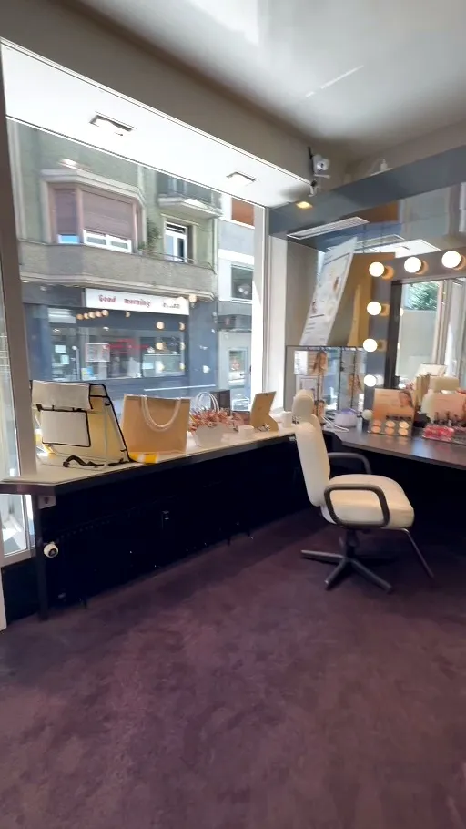 Poste de maquillage et soins de l'institut Aris Beauté