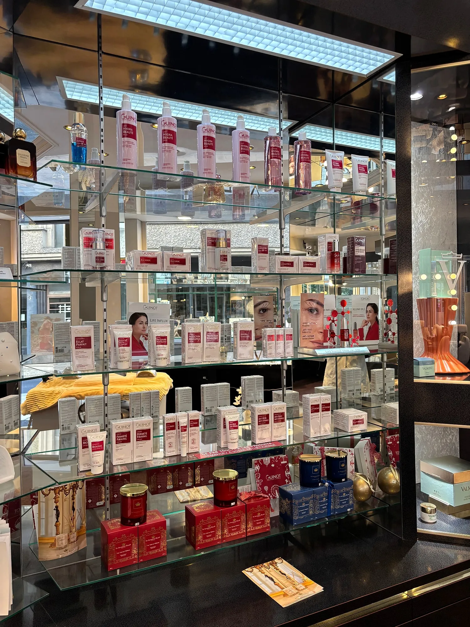 Présentoir de produits Guinot à l'institut Aris Beauté