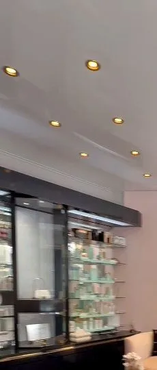 Vitrine de produits et éclairage d'ambiance à l'institut Aris Beauté