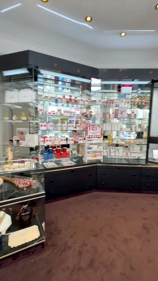 Vitrine de produits de soin Guinot à l'institut Aris Beauté
